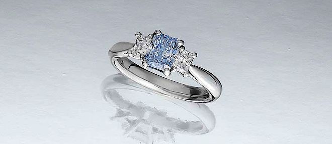 Pierścień z niebieskim diamentem w platynie o masie 1,02 karata, w szlifie radiant. Hitowa biżuteria antyczna na aukcji Bonhams