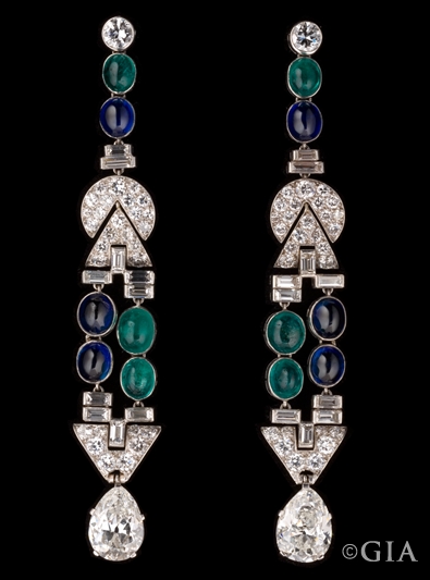 Kolczyki żyrandole Art Deco, wykonane z platyny, szmaragdów, szafirów i diamentów. Ponadczasowy urok biżuterii Art Deco 