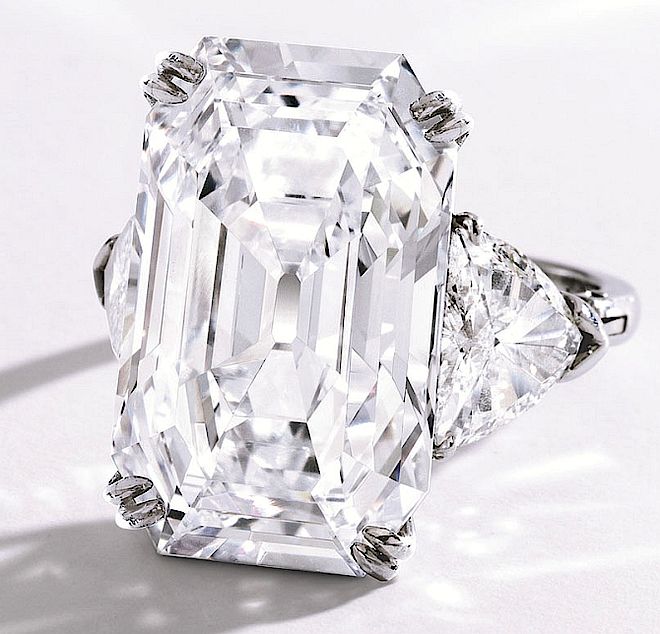 Platynowo-diamentowy pierścień Harry Winston z 19,51-karatowym brylantem. Biżuteria na aukcji Sotheby's bije rekordy