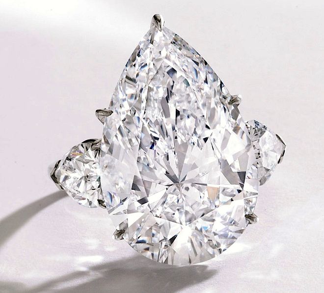 Pierścień z 15,1-karatowym diamentem w platynie sprzedał się za 2,1 miliona dolarów. Biżuteria na aukcji Sotheby's bije rekordy