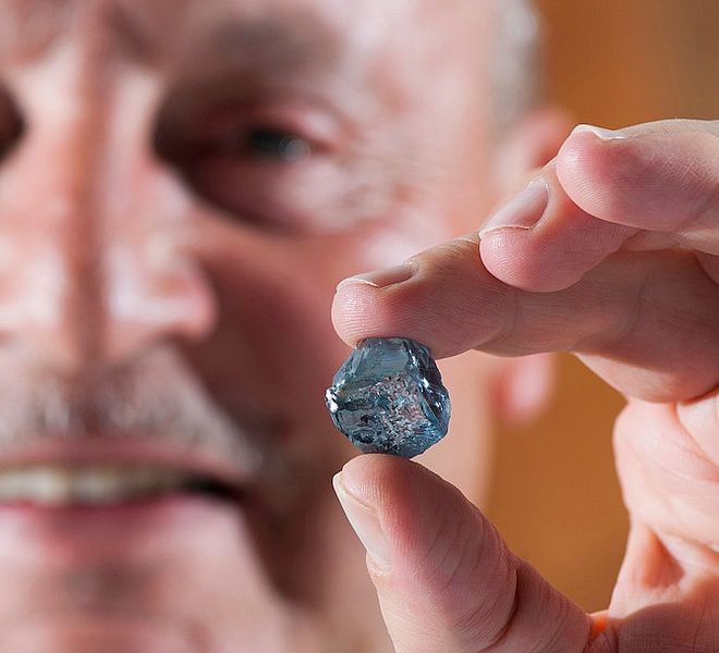 Prezes Petra Diamonds Johan Dippenar, trzyma rzadki, 29,6-karatowy niebieski diament