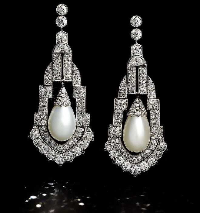 Para kolczyków Art Deco z naturalnymi perłami i diamentami z ok. 1925 roku. Hitowa biżuteria antyczna na aukcji Bonhams