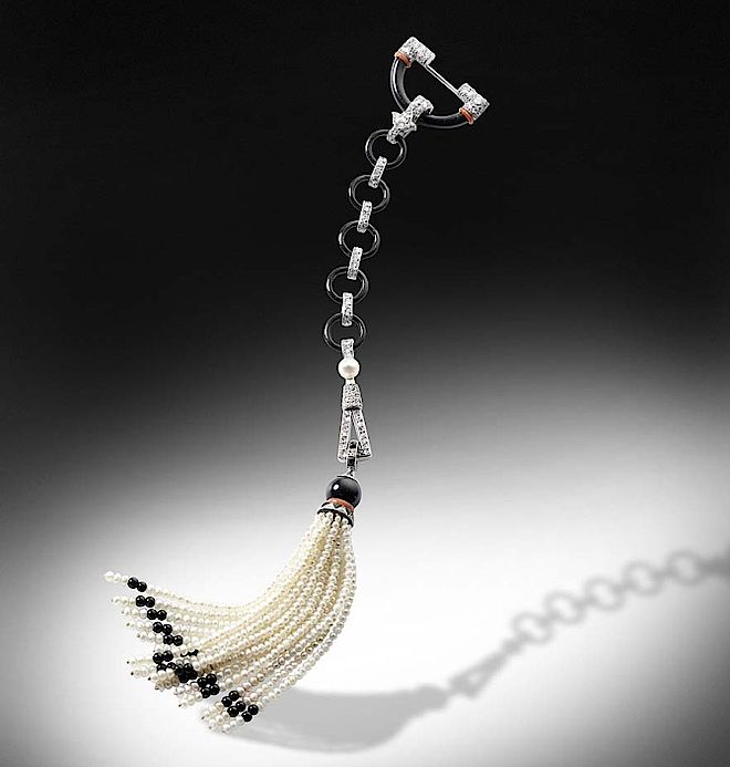 Rzadka diamentowa brosza Art Deco, ze sznureczkami pereł, onyksem, koralem i emalią. Hitowa biżuteria antyczna na aukcji Bonhams