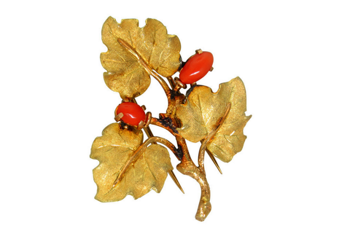 Złota broszka Buccellati z koralem. Biżuteria Buccellati: jesienne liście
