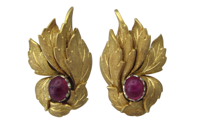 Złote kolczyki Buccellati z motywem liści, z rubinami w szlifie kaboszon. Biżuteria Buccellati: jesienne liście