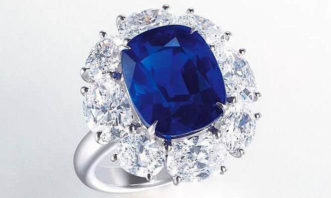 Szafirowo-diamentowy pierścionek, jedna z gwiazd aukcji. Aukcja biżuterii Christie's pierwszy raz w Chinach