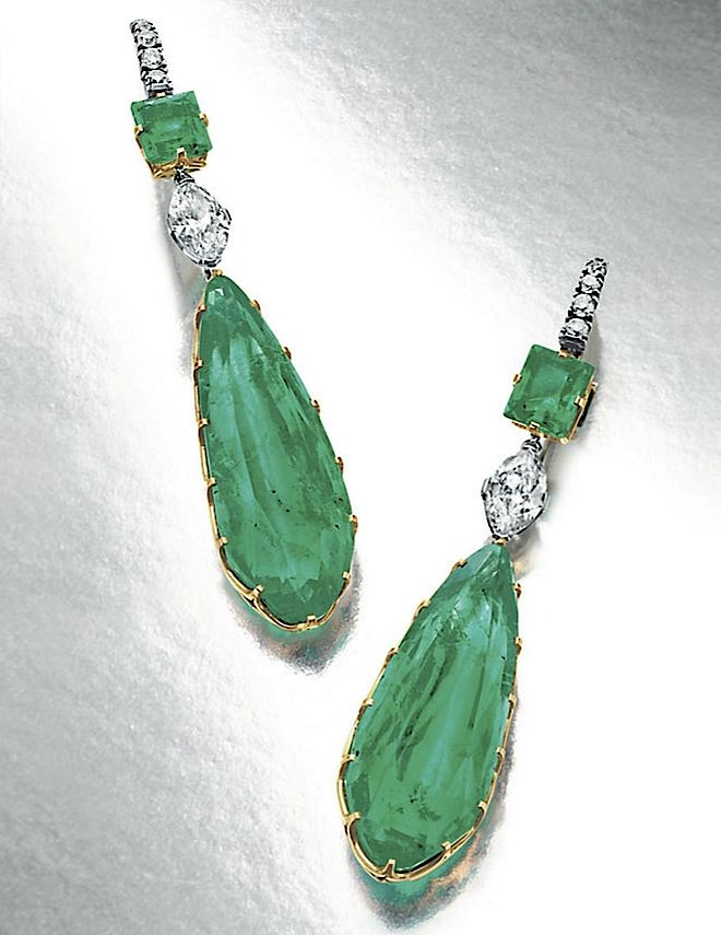 Para diamentowo-szmaragdowych kolczyków, o masie odpowiednio 19,83 i 18,91 karata ze szmaragdami w szlifie gruszkowym. Padną rekordy na aukcji biżuterii Christie?