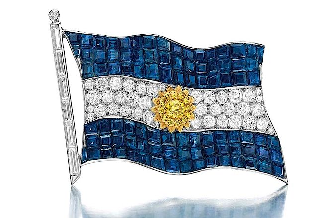 Brosza-flaga Argentyny z szafirami, białymi i kolorowymi diamentami. Padną rekordy na aukcji biżuterii Christie?