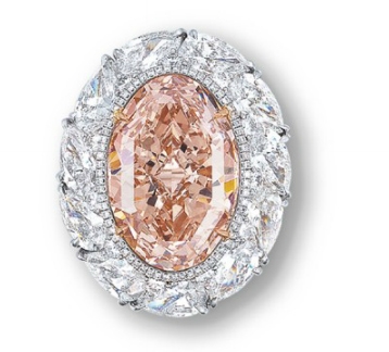 12,85-karatowy pierścionek z fantazyjnym pomarańczowo-różowym owalnym diamentem. Rekordowa aukcja biżuterii w Azji