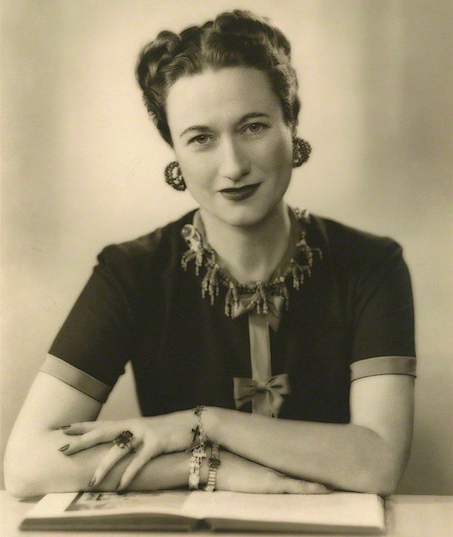  Wallis Simpson bardzo często nosiła bransoletkę Cartiera z krzyżami, m.in. w dniu swojego ślubu