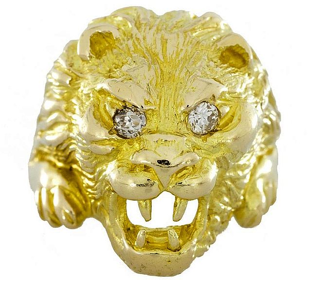 Pierścień z głową lwa wykonany metodą cyzelunku. Cyzelowanie w biżuterii