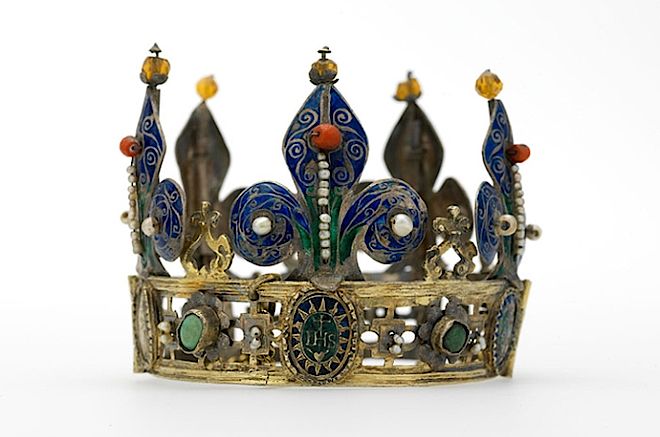 Emaliowana korona grobowa z XV wieku. Emaliowanie w biżuterii
