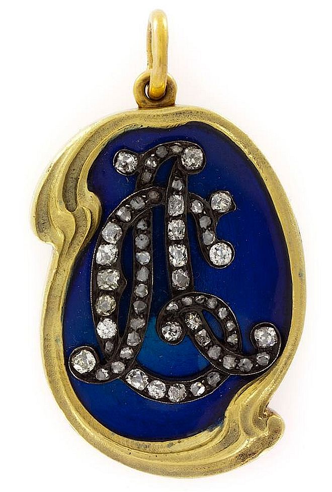 Medalion - sekretnik z monogramem. Emaliowanie w biżuterii
