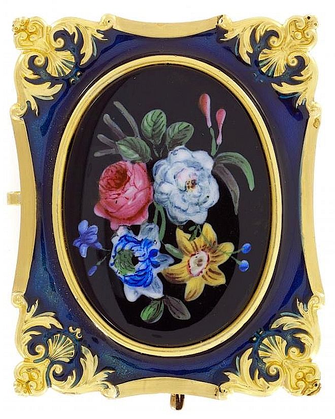 Broszo-wisior zdobiony emalią z kwiatowym wzorem. Emaliowanie w biżuterii