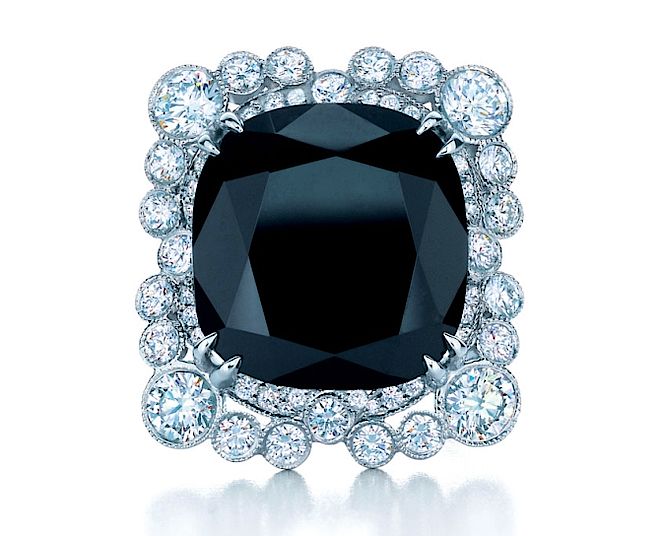 Pierścionek Tiffany z czarnym onyksem w szlifie poduszkowym, diamenty i platyna. Biżuteria z filmu The Great Gatsby