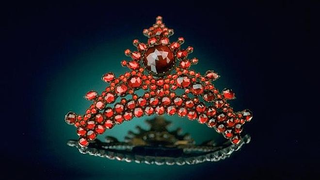 Granaty w historii biżuterii