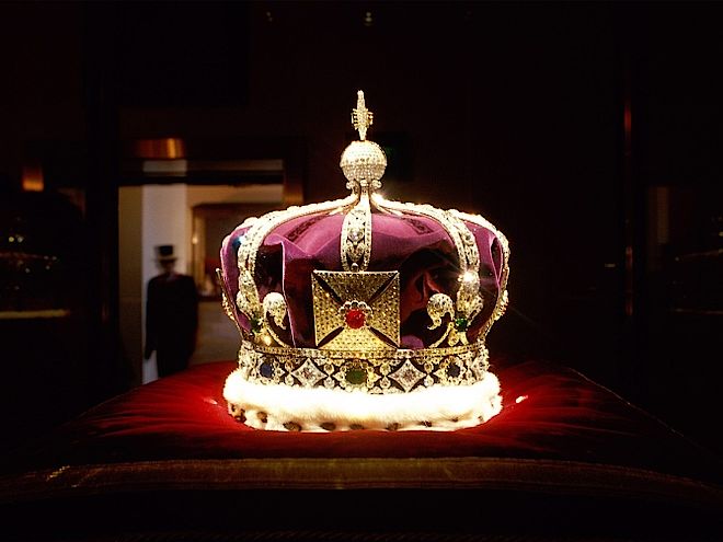 Najczęściej noszona królewska korona, State Imperial. Jakie klejnoty koronne dostanie królewski potomek?