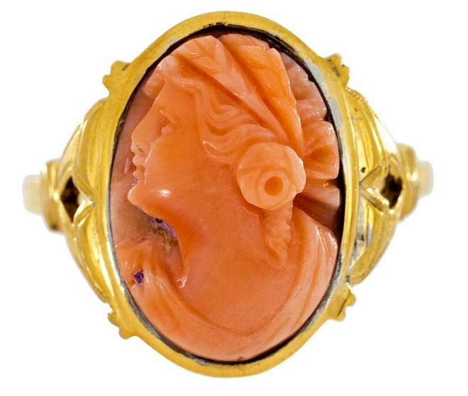Złoty pierścionek zdobiony kameą w koralu