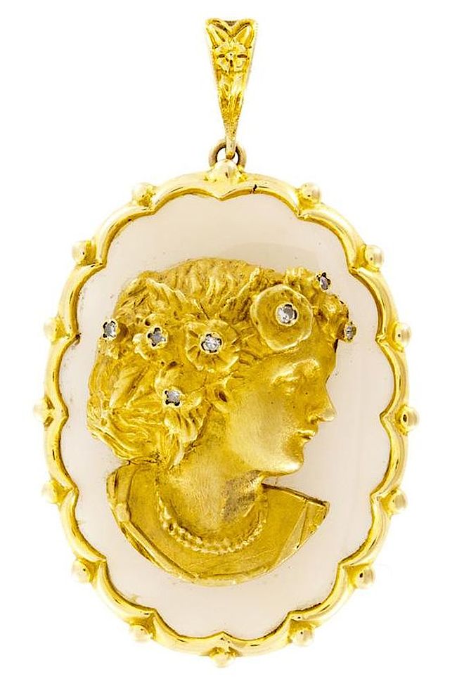 Złota kamea na białym chalcedonie z brylantami. Biżuteria z chalcedonem i kryształem górskim w Galerii BiżuBizarre