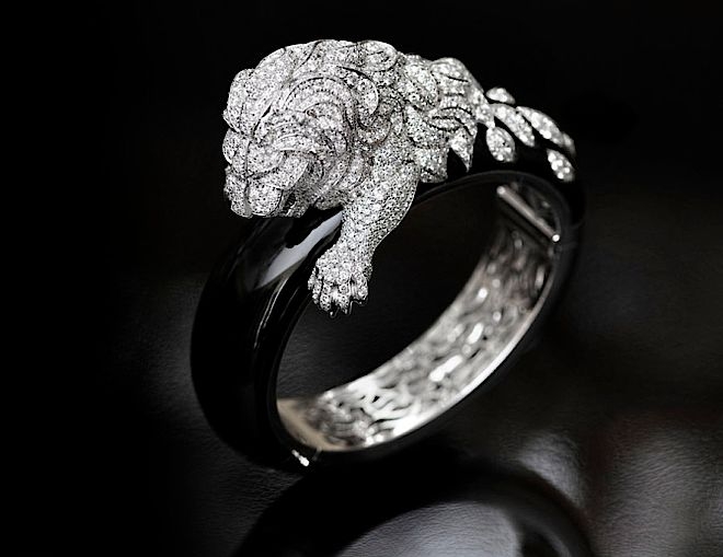 Pierścień Chanel Ryczący Lew – białe złoto, onyks, diamenty. Biżuteria w stylu Chanel w Galerii BiżuBizarre