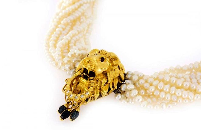 Naszyjnik z pereł z zapięciem w kształcie głowy lwa. Biżuteria w stylu Chanel w Galerii BiżuBizarre