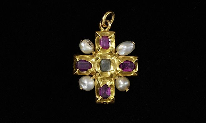 Wisiorek w kształcie krzyża, perły i rubiny. Perły w najlepszym wydaniu