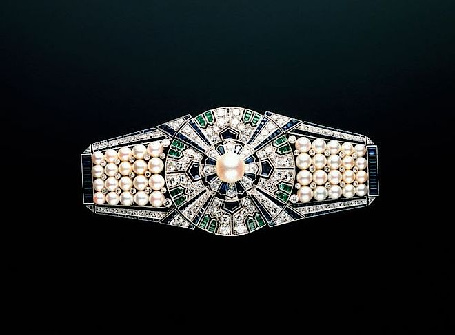 Ozdoba Mikimoto wykonana z pereł Akoya, szafirów, diamentów i szmaragdów. Biżuteria z pereł wczoraj i dziś