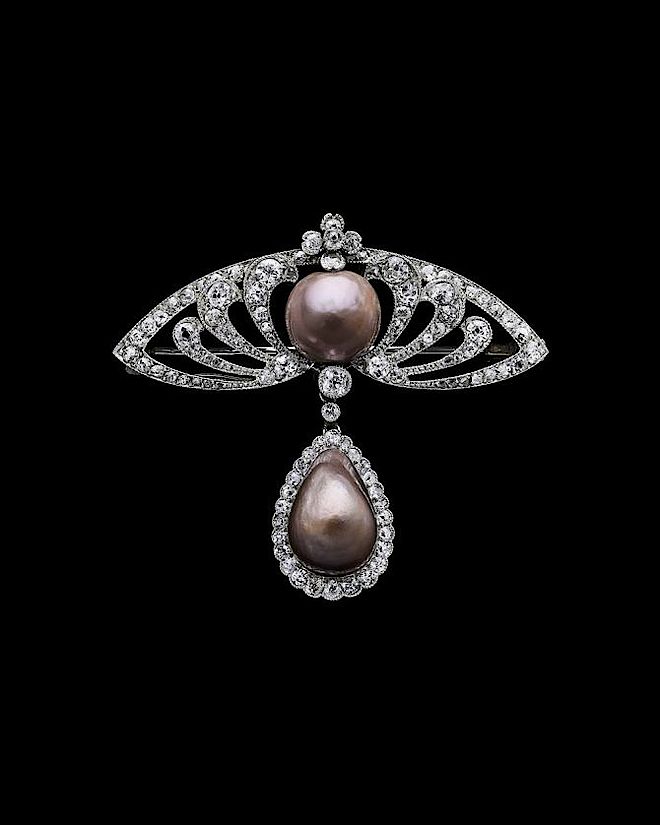 Brosza z naturalnymi brązowymi perłami i diamentami. Biżuteria z pereł wczoraj i dziś
