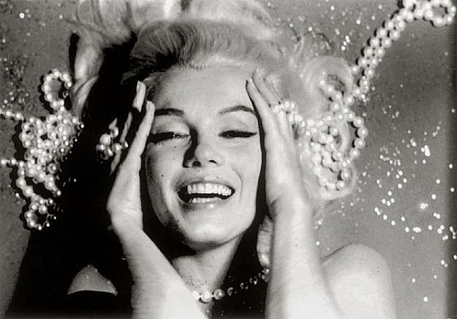 Marilyn Monroe i perłowy naszyjnik