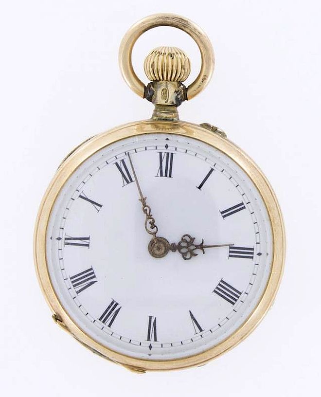 Zegarek kieszonkowy z cyzelowanymi ornamentami. Biżuteria personalizowana w Galerii BiżuBizarre