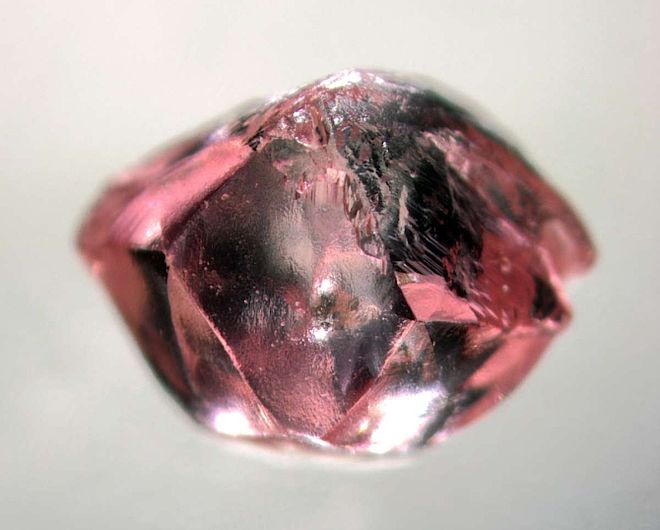 Różowy diament z kopalni Argyle w Australii. Limitowana diamentowa sztabka