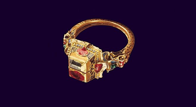Złoty pierścionek z 1631 roku z podwójną obręczą i napisem po łacinie. Pierścienie: biżuteria władzy i miłości 