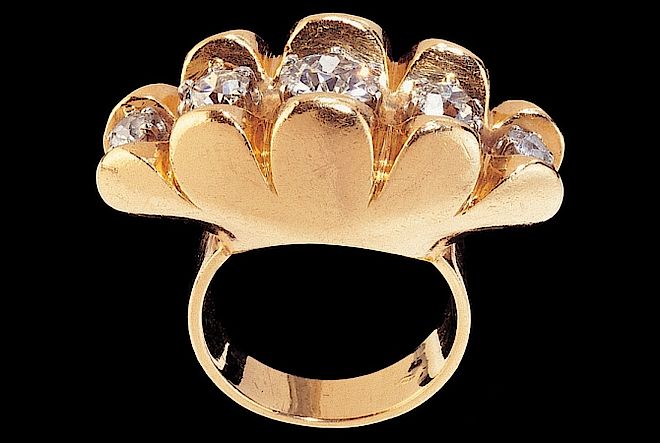 Złoty pierścionek Jean Fouquet, 1950. Pierścienie: biżuteria władzy i miłości 