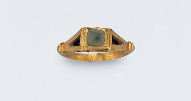 Oko ptaka, złoty pierścień z III wieku naszej ery z kryształem. Pierścienie: biżuteria władzy i miłości 