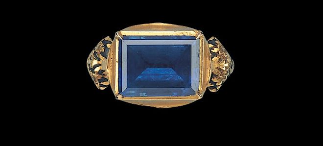 Złoty pierścień z szafirem z „liśćmi winorośli”. Pierścienie: biżuteria władzy i miłości 