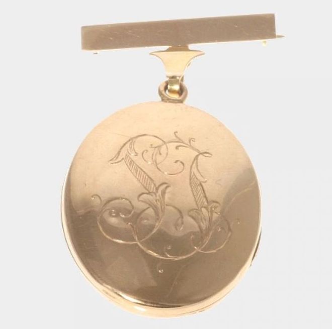 Medalion z monogramem i perłą. Sekretnik - idealny prezent dla młodej mamy