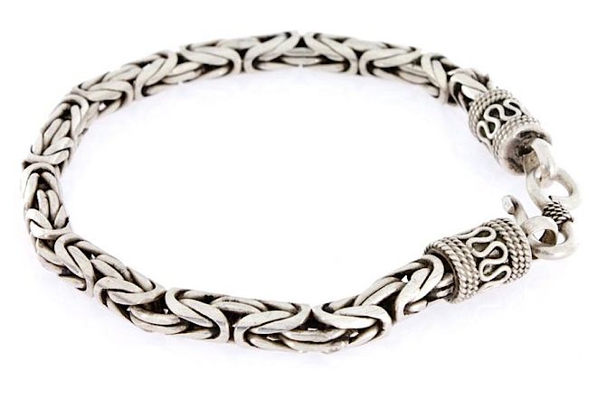 Srebrna bransoleta inspirowana biżuterią starożytną. Biżuteria antyczna: srebro wraca do łask 