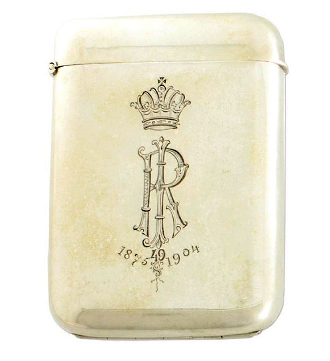 Srebrna papierośnica z monogramem „RI”. Biżuteria antyczna: srebro wraca do łask