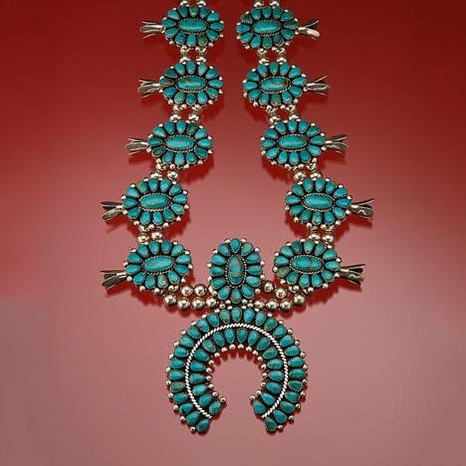 Srebrny naszyjnik zdobiony turkusami w szlifie kaboszon, będący przykładem biżuterii rdzennych mieszkańców Ameryki Płn.