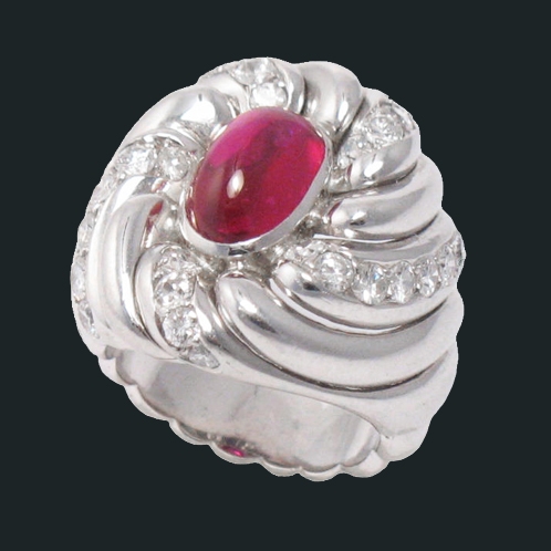 Pierścień Belperron z 3,2-karatowym rubinem birmańskim, diamentem w platynie. Verdura i Belperron na jednej wystawie