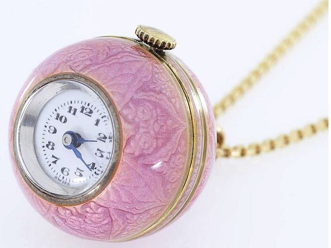 Zegarek kieszonkowy zdobiony różową emalią. Zegarki antyczne w Galerii BiżuBizarre