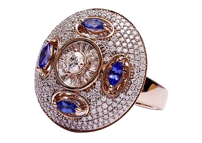  Pierścień Zoya z nowej kolekcji Klejnoty koronne: żółte złoto, diamenty i tanzanity. Klejnoty koronne: nowa kolekcja biżuterii 